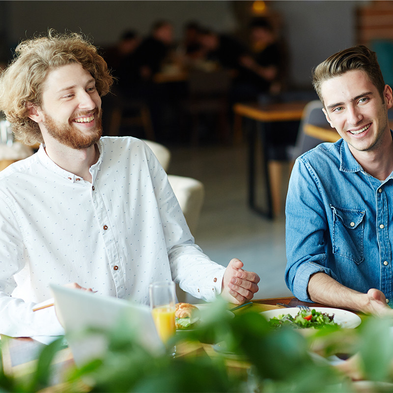 Work-Lunch Companions to Look Stylish in Casual Mid-Day Meetings Easily